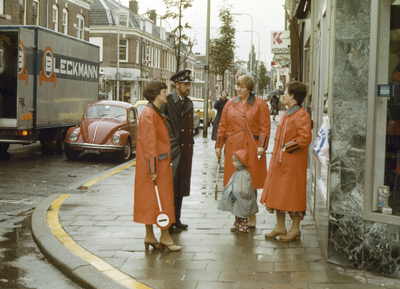 117476 Afbeelding van enkele verkeersbrigadiers, in gesprek met een verkeersagent, op de hoek van de Poortstraat ...